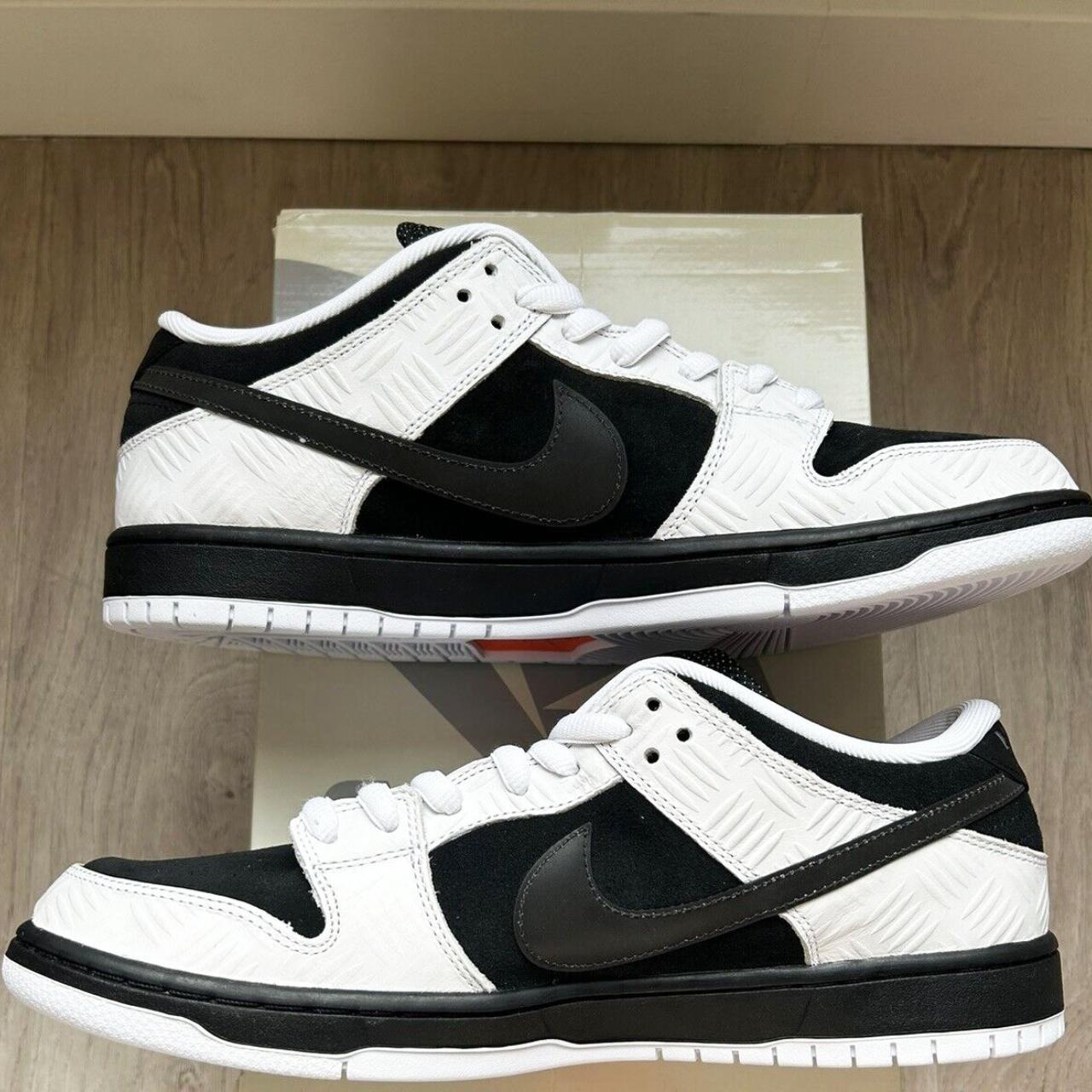 SB Dunk Low 'TIGHT BOOTH'